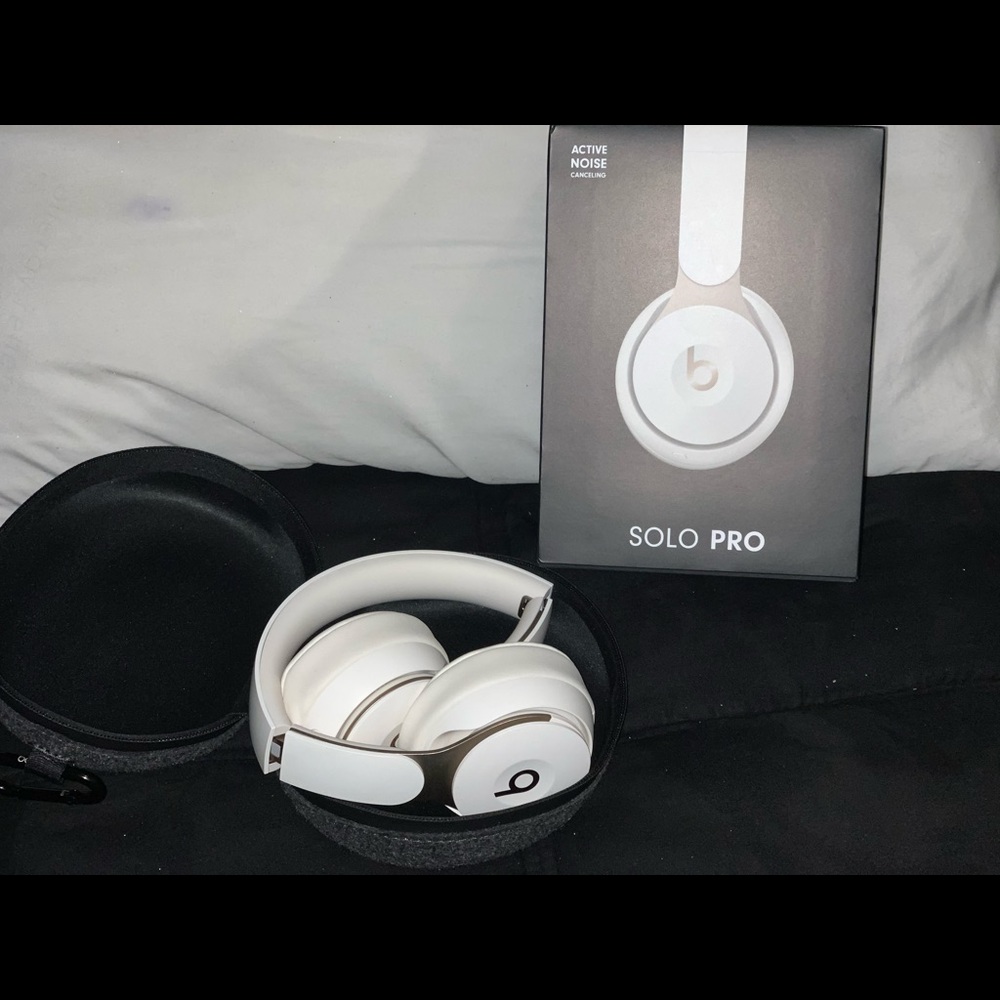 (White) Beats Solo Pro 2020